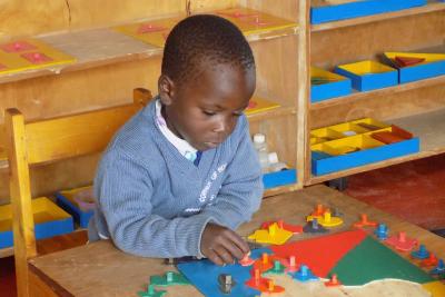 Child with puzzle map material